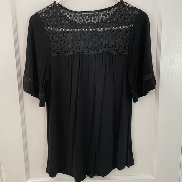 Cable and Gauge black top with crochet neckline. - Picture 1 of 4